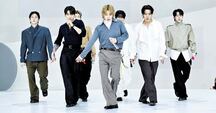 BTS 멤버들이 지난 25일(현지 시각) 미국 NBC ‘더 투나잇 쇼 스타링 지미 팰런’ 쇼에 출연, 뉴욕 구겐하임미술관 특별무대에서 신곡 ‘스윔’을 부르고 있다. /NBC