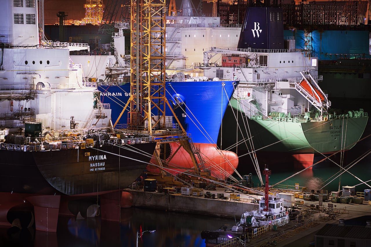 [IK170031-선박건조] 선박을 건조할 때 도크장에서 건조하는 것이 비용은 많이 들지만, 가장 안전한 방식이라고 한다. 육지에서 건조 완료 후 바다에 밀어 넣는 과정에서 예기치 못한 사고와 손상이 우려되기도 한다. 도크에서 진수 후 마무리 작업을 위해 선착장에 정박해 있다. 선박을 묶어 고정시킨 밧줄이 팽팽한 긴장감을 유도한다. /사진가 조춘만