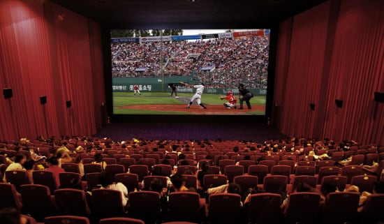 극장에서 프로야구 경기를 지켜보는 팬들/CGV