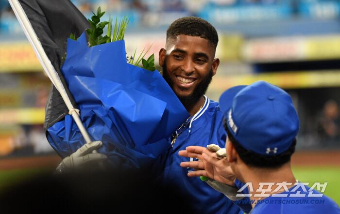 25일 대구 라이온즈파크에서 열린 삼성 라이온즈와 키움 히어로즈 경기. 8회말 2사 1,3루 삼성 디아즈가 스리런포를 날린 뒤 환호하고 있다. 2015시즌 삼성 나바로가 가지고 있던 외국인 타자 단일 시즌 최다 홈런(48홈런) 기록을 디아즈(49홈런)가 다시 세웠다. 대구=박재만 기자 pjm@sportschosun.com/2025.09.25