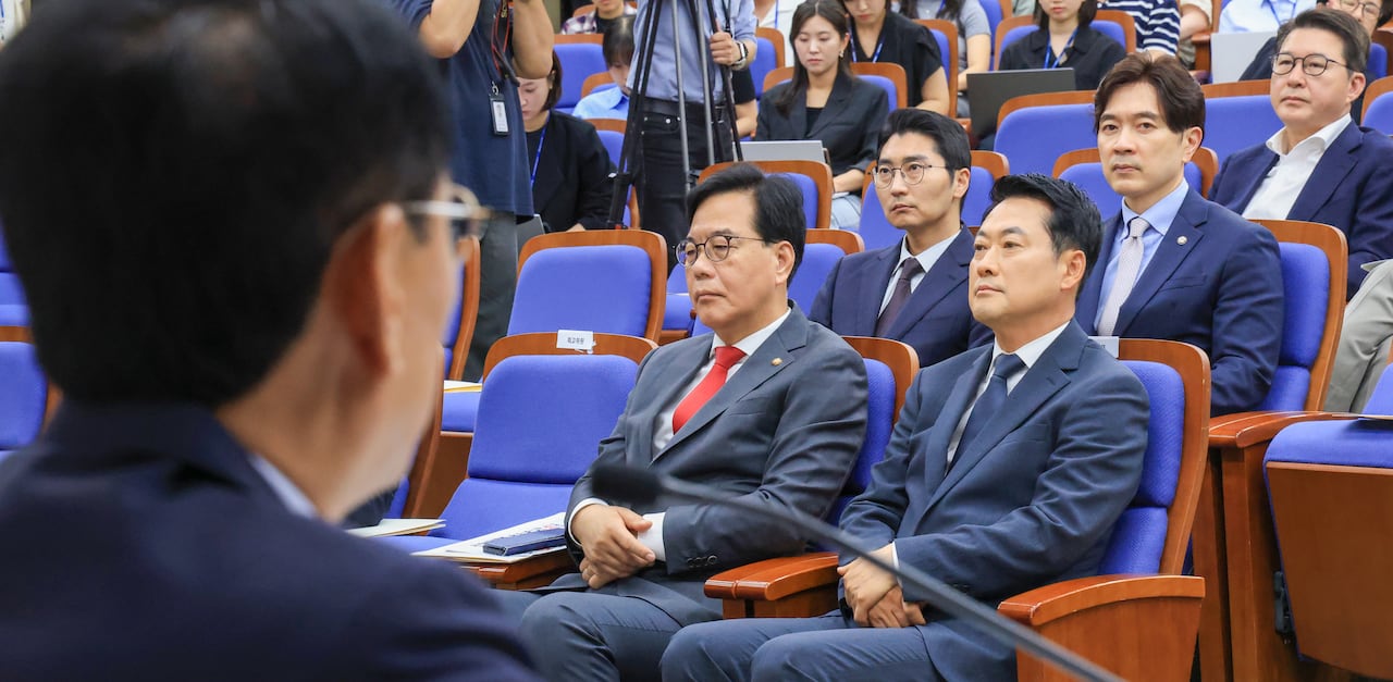 국민의힘 장동혁 대표가 10일 오전 서울 여의도 국회에서 열린 원내대표 선출 의원총회에서 원내대표 후보들의 발언을 듣고 있다. /박성원 기자