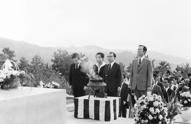 1975년 8월 15일 육영수 여사 1주기를 맞아 수사에 참여했던 검찰 관계자들이 묘소를 참배했다. 앞줄 맨 오른쪽이 정치근 공안부장이다. /조선일보 DB