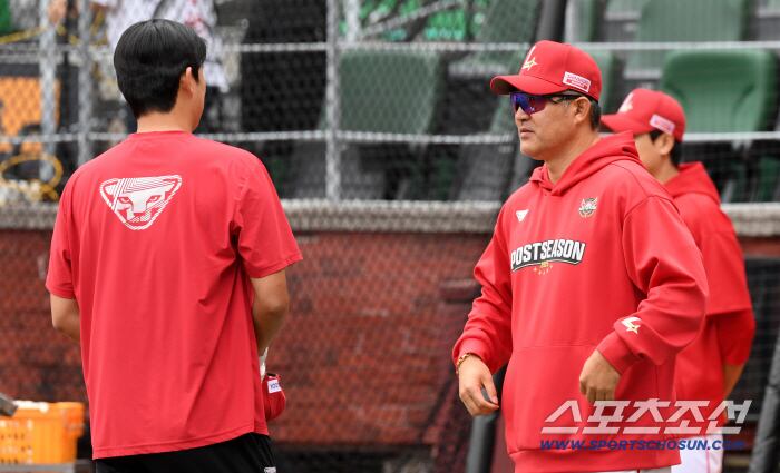 11일 인천SSG랜더스필드에서 열린 SSG와 삼성의 준PO 2차전. SSG 이숭용 감독이 조형우와 대화를 나누고 있다. 인천=박재만 기자 pjm@sportschosun.com/2025.10.11