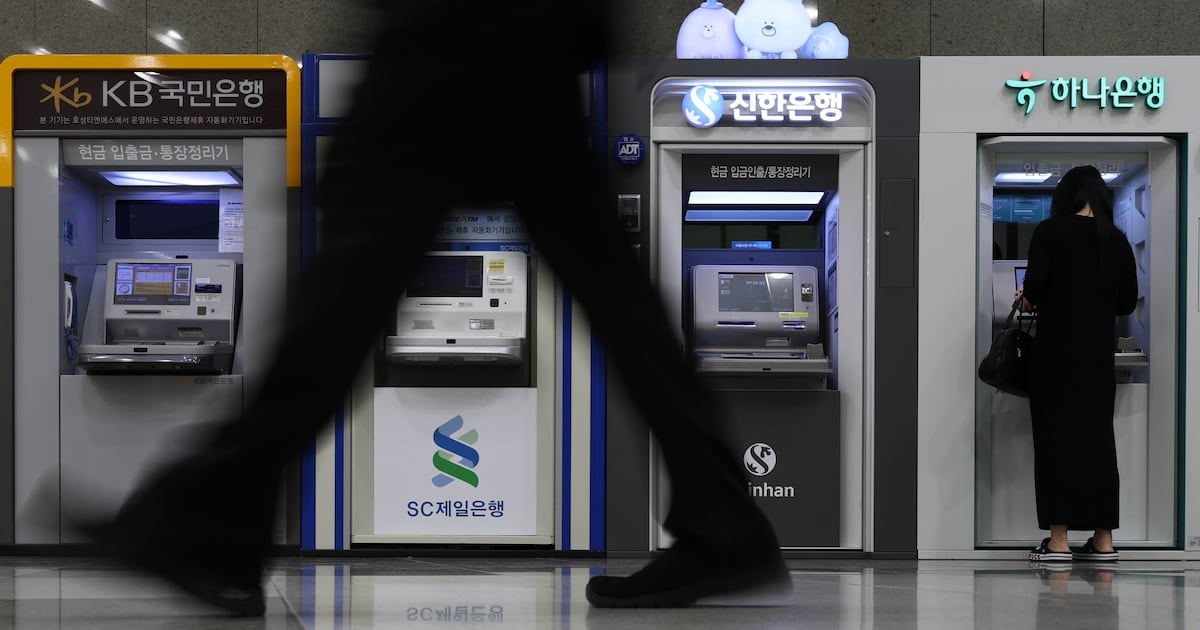 Photograph accompanying KB Kookmin took 68 hours to detect its intrusion, against 15 at Shinhan