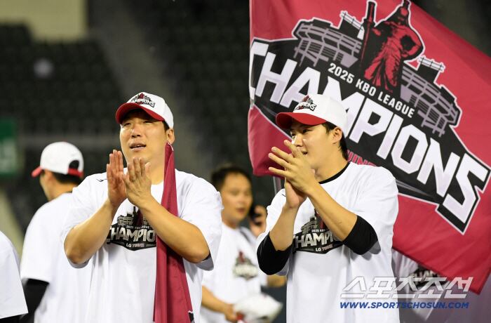 1일 잠실구장에서 정규리그 우승을 확정 지은 LG 트윈스 김현수, 임찬규가 기뻐하고 있다. 잠실=박재만 기자 pjm@sportschosun.com/2025.10.01