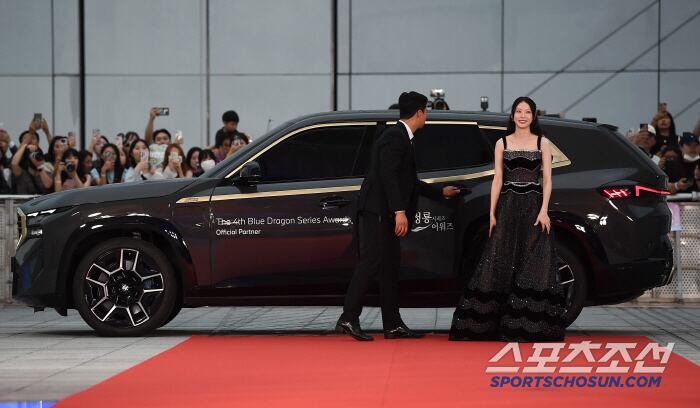 제4회 청룡시리즈어워즈(Bluedragon Series Awards)가 18일 인천 파라다이스시티에서 열렸다. 공승연이 포토타임을 갖고 있다. 인천=송정헌 기자 songs@sportschosun.com/2025.07.18