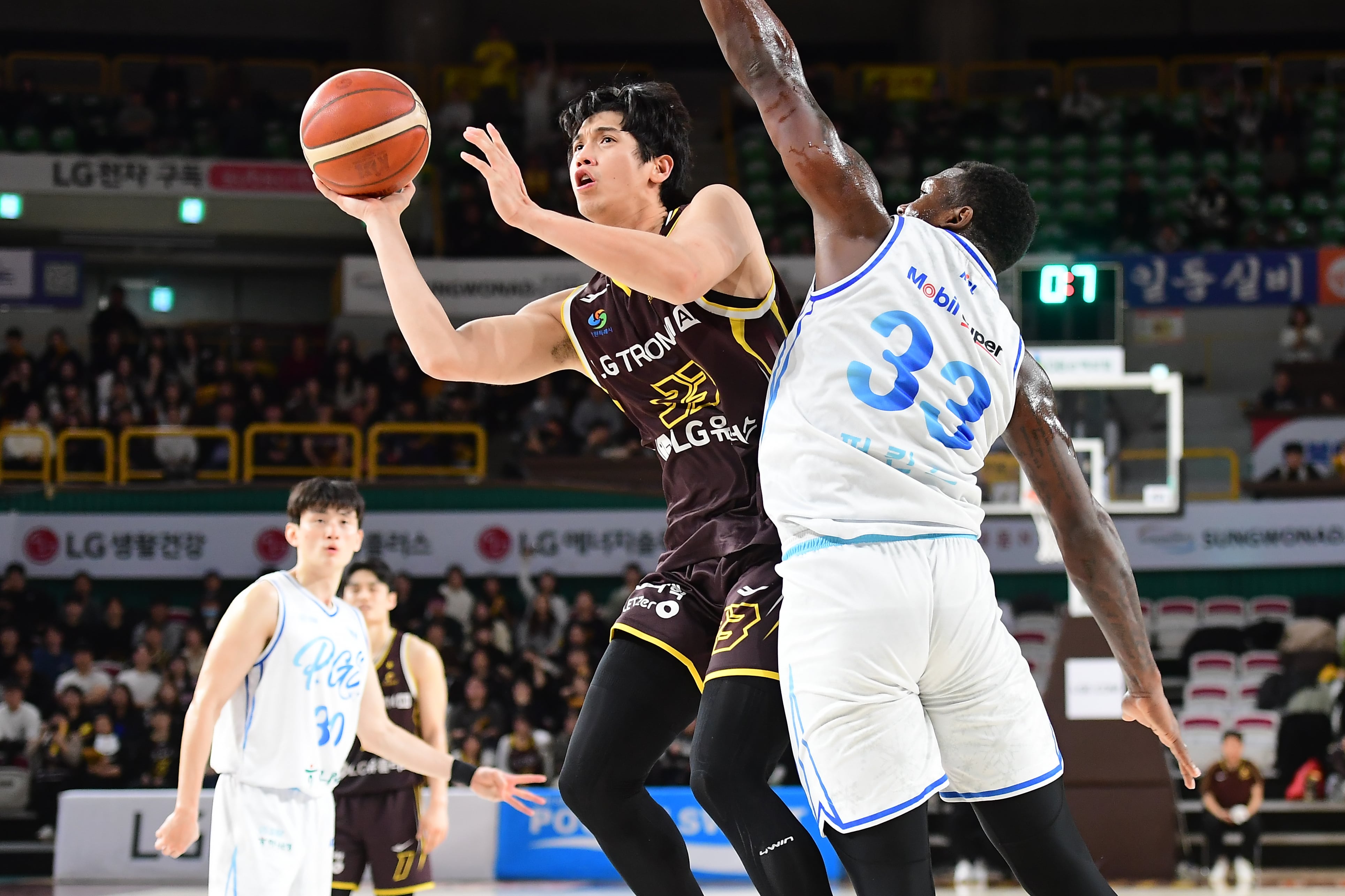 창원 LG의 칼 타마요가 23일 열린 프로농구 홈 경기에서 대구 한국가스공사 닉 퍼킨스의 수비를 피해 슛을 시도하고 있다. 두 선수의 등번호는 33번으로 같다. /KBL