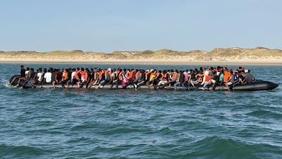 배 한 척에 230명 ‘다닥다닥’… 영불해협 밀입국 보트 탑승 인원 ‘신기록’