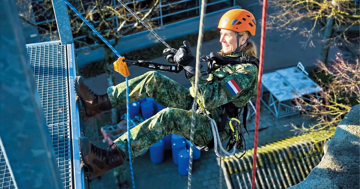 네덜란드 왕비 예비군 입대 관련 이미지