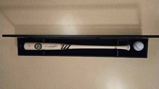 대통령실은 도널드 트럼프 미국 대통령이 경주 한미 정상회담을 계기로 이재명 대통령에게 선물한 야구 배트와 야구공을 30일 공개했다. 야구 배트에는 워싱턴 내셔널스 소속 딜런 크루즈 선수의 친필 서명이, 야구공에는 트럼프 대통령의 인장이 각각 담겨있다./대텅령실