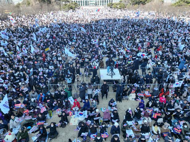 보수 성향 개신교 단체 ‘세이브코리아’ 주최로 22일 오후 대전시청 남문광장에서 탄핵 반대 국가비상기도회가 열리고 있다./남강호 기자