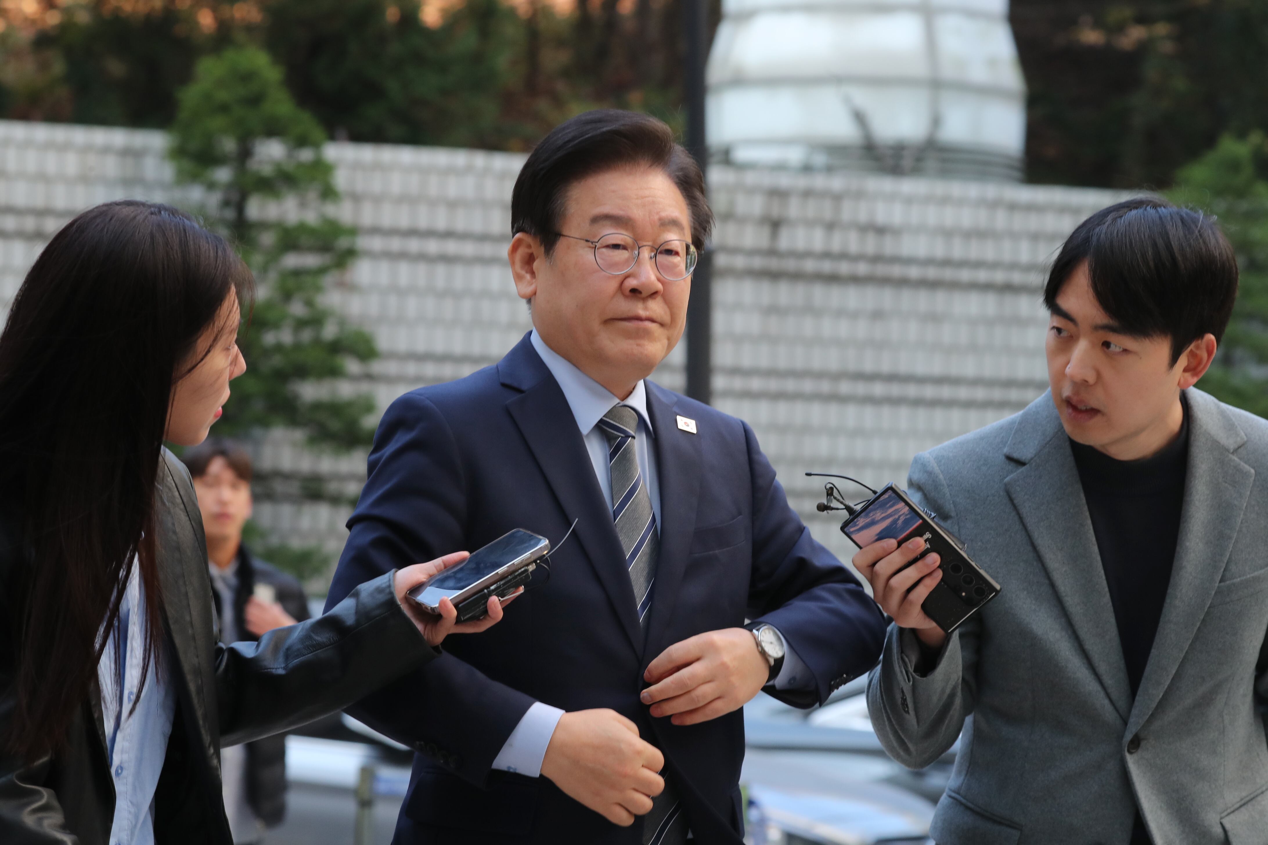 더불어민주당 이재명 대표가 12일 서울 서초구 서울중앙지방법원에서 열린 대장동·백현동·위례신도시 개발 비리 및 성남FC 불법 후원금 의혹 사건 1심 속행 공판에 출석하고 있다. /전기병 기자