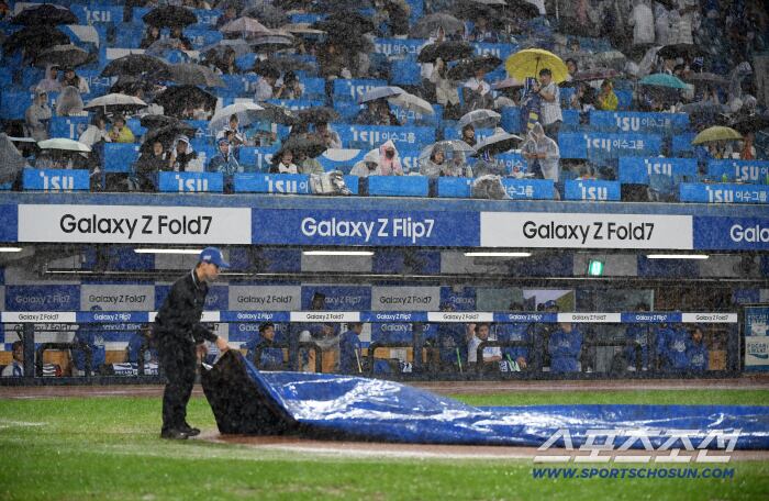 13일 대구 라이온즈파크에서 열린 삼성과 SSG의 준PO 3차전. 1회말 삼성 선두타자 김지찬과 SSG 선발 앤더슨의 승부 도중 갑자기 내리기 시작한 비로 인해 경기가 중단되고 있다. 대구=박재만 기자 pjm@sportschosun.com/2025.10.13
