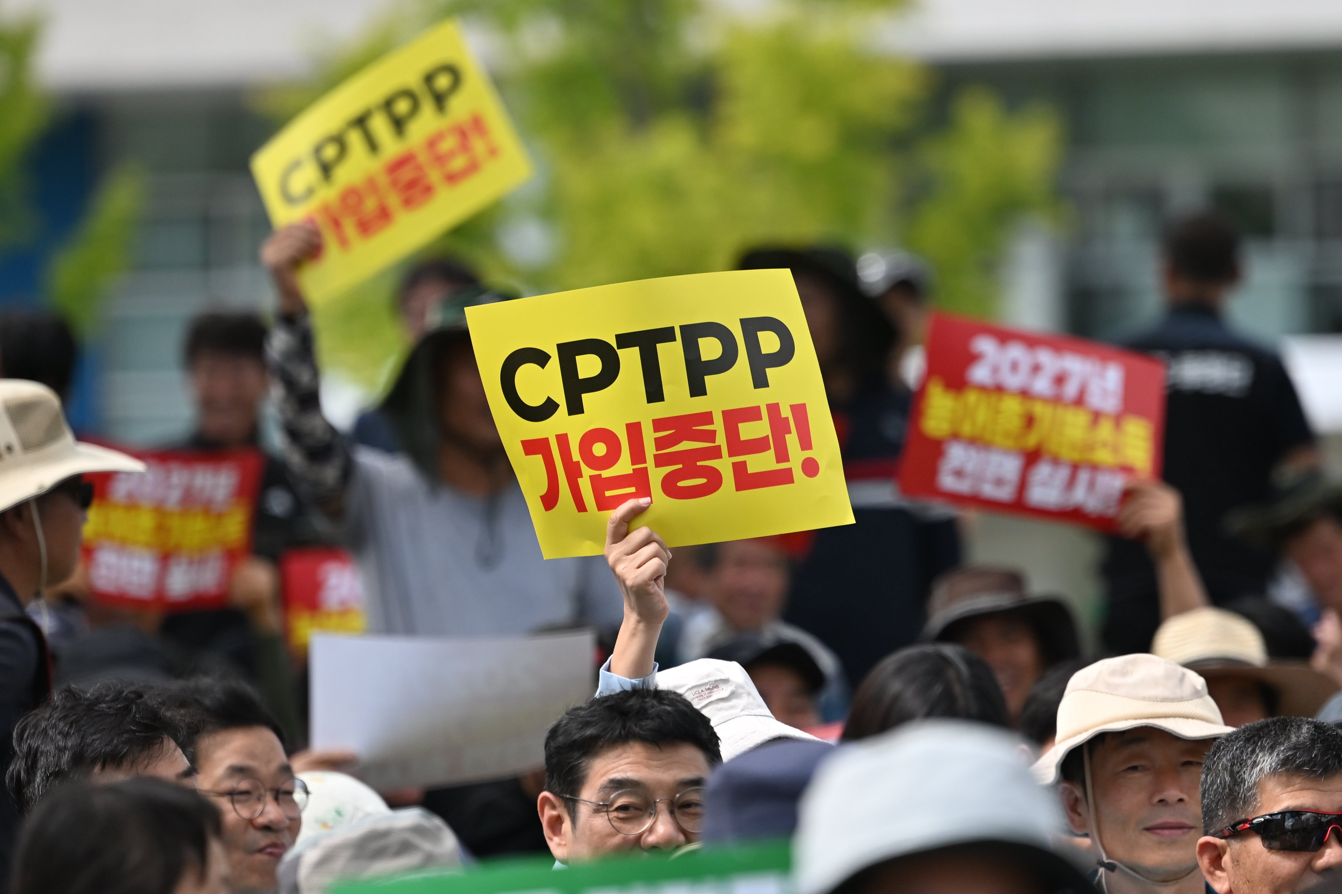 지난 9월 10일 전남광주특별시 광주청사 앞에서 전농 회원들이 농산물 가격폭락 대책 마련과 환태평양경제동반자협정(CPTPP) 가입 검토 중단을 촉구하고 있다./뉴시스