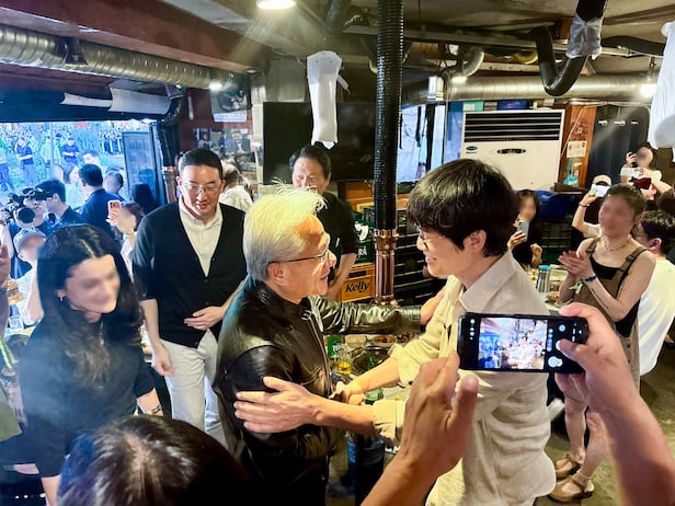 형님 회동에서 이해진 네이버 의장과 젠슨 황이 인사를 나누고 있는 모습/네이버