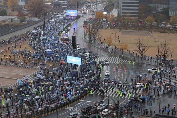 16일 오후 서울 광화문 북측광장 인근에서 더불어민주당 주최로 '김건희 윤석열 국정농단 규탄·특검 촉구 제3차 국민 행동의 날' 장외 집회가 열리고 있다. /연합뉴스