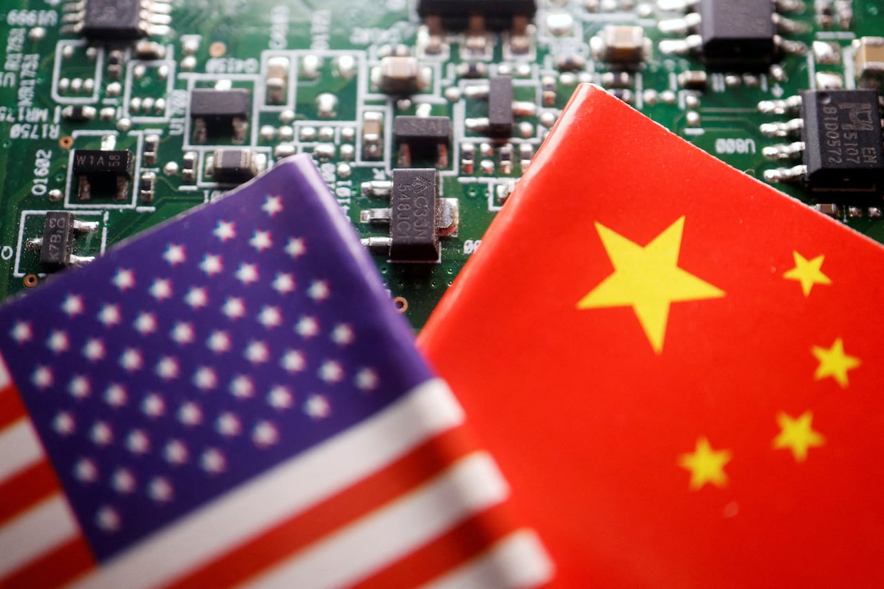 <YONHAP PHOTO-2472> FILE PHOTO: Flags of China and U.S. are displayed on a printed circuit board with semiconductor chips, in this illustration picture taken February 17, 2023. REUTERS/Florence Lo/Illustration/File Photo/2025-08-10 13:55:39/
<저작권자 ⓒ 1980-2025 ㈜연합뉴스. 무단 전재 재배포 금지, AI 학습 및 활용 금지>