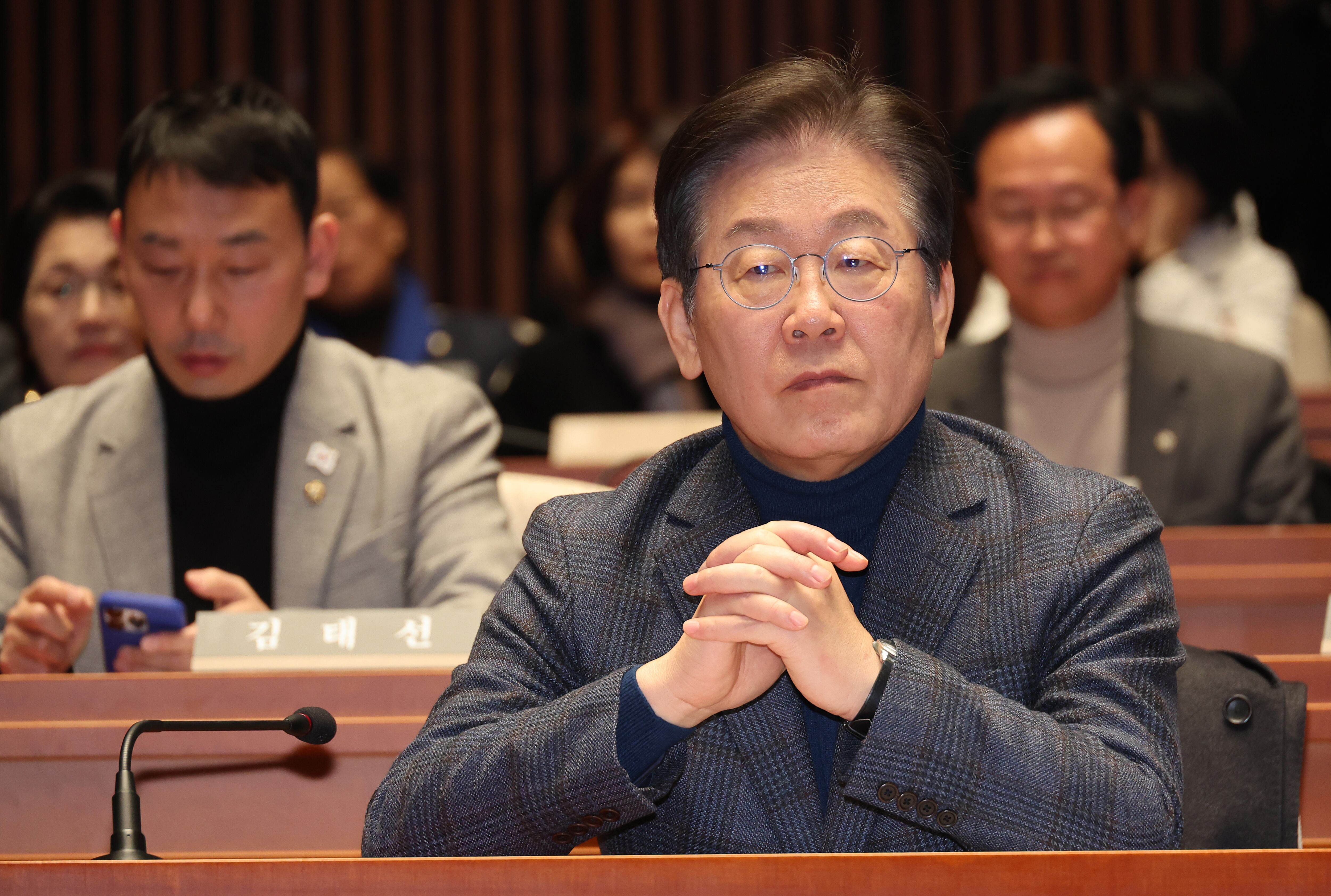 이재명 더불어민주당 대표가 8일 밤 국회에서 열린 당 비상 의원총회에 참석해 있다. /연합뉴스