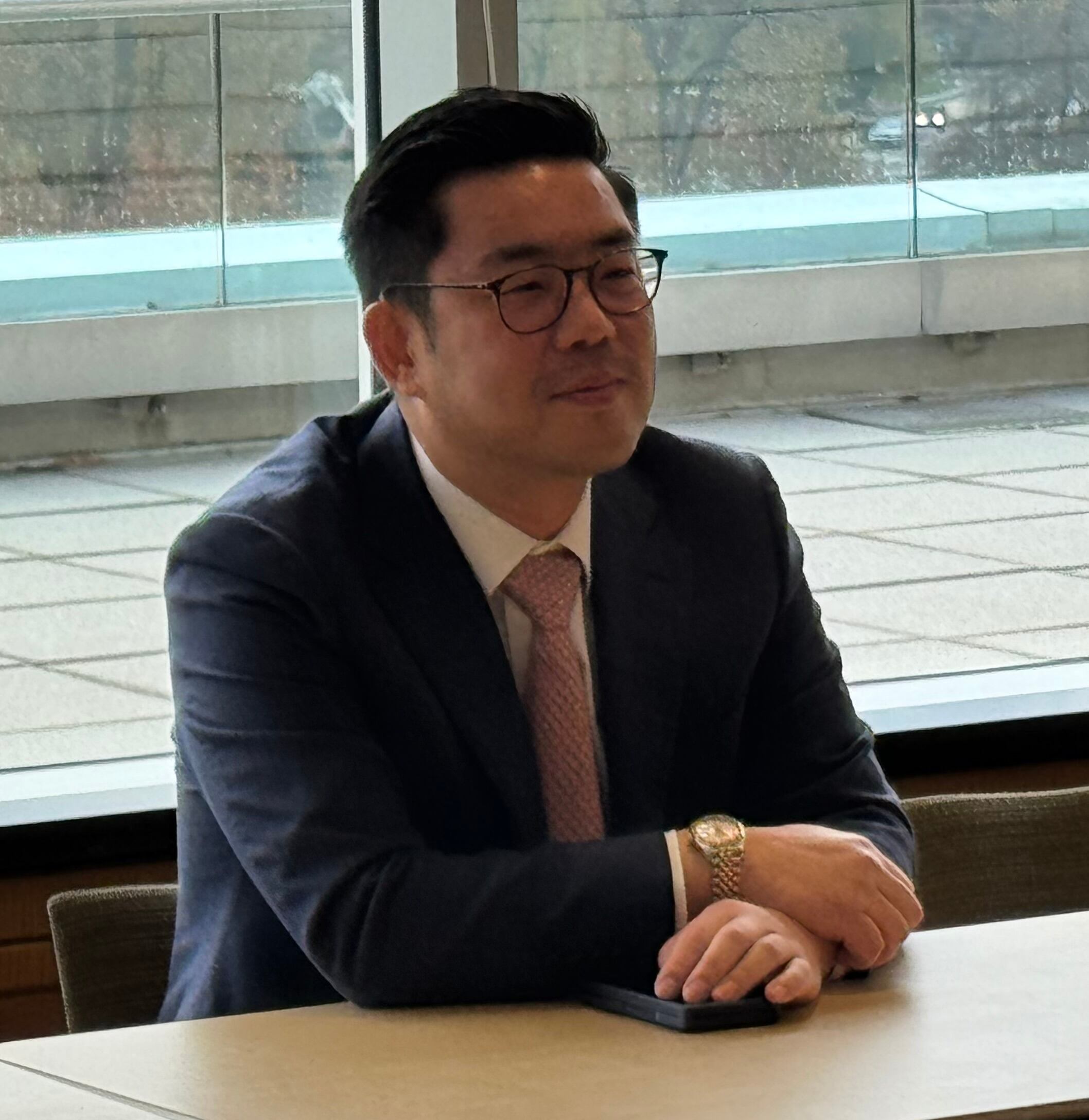 신우진 넬슨 멀린스 파트너 변호사 겸 경제개발 업무그룹 의장이 19일 워싱턴 DC에서 특파원들과 만나 간담회를 하고 있다. /워싱턴=김은중 특파원