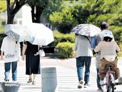 본격적인 폭염 시즌… “양산 쓰세요, 체감 온도 최대 10도 낮아져요”