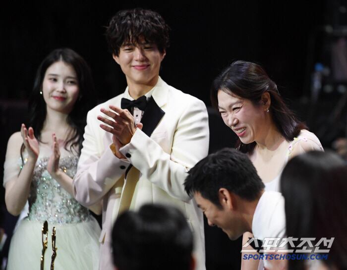 제4회 청룡시리즈어워즈(Blue Dragon Series Awards)가 18일 인천 파라다이스시티에서 열렸다. '폭싹 속았수다'의 염혜란이 여우조연상을 수상하자 아이유와 박보검이 기립해 박수를 치고 있다. 인천=정재근 기자cjg@sportschosun.com/2025.07.18