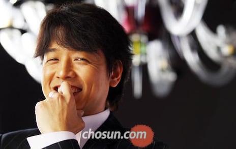 「王子」リュ・シウォンは3日、ソウルのロッテホテルピエルヴァでのインタビューで笑顔でポーズをとった。「殺気のある目の笑み」が目元に刻むしわは40代の痕跡に過ぎなかったが、肌と容姿は依然として20代の「王子」のままだった。