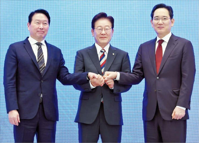 긴장한 총수들 뒤에서 2000조 숫자 경쟁한 삼성과 SK