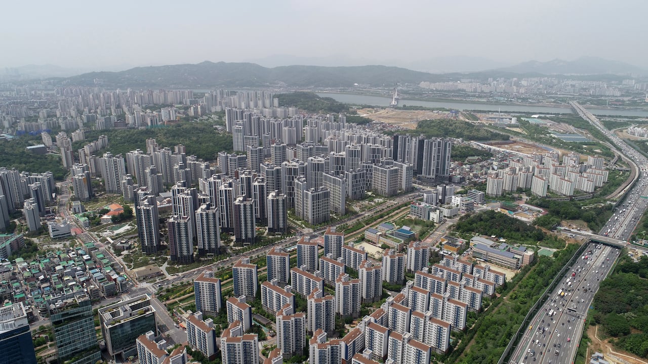 문재인 정부 출범 후 종부세 대상 가구 4년 동안 강남·서초 1.5배 느는 사이 강동구 600배, 동작구 700배 늘어난 것으로 나타났다. 6일 오후 서울 강동구 상일동 일대 아파트단지 전경. /남강호 기자