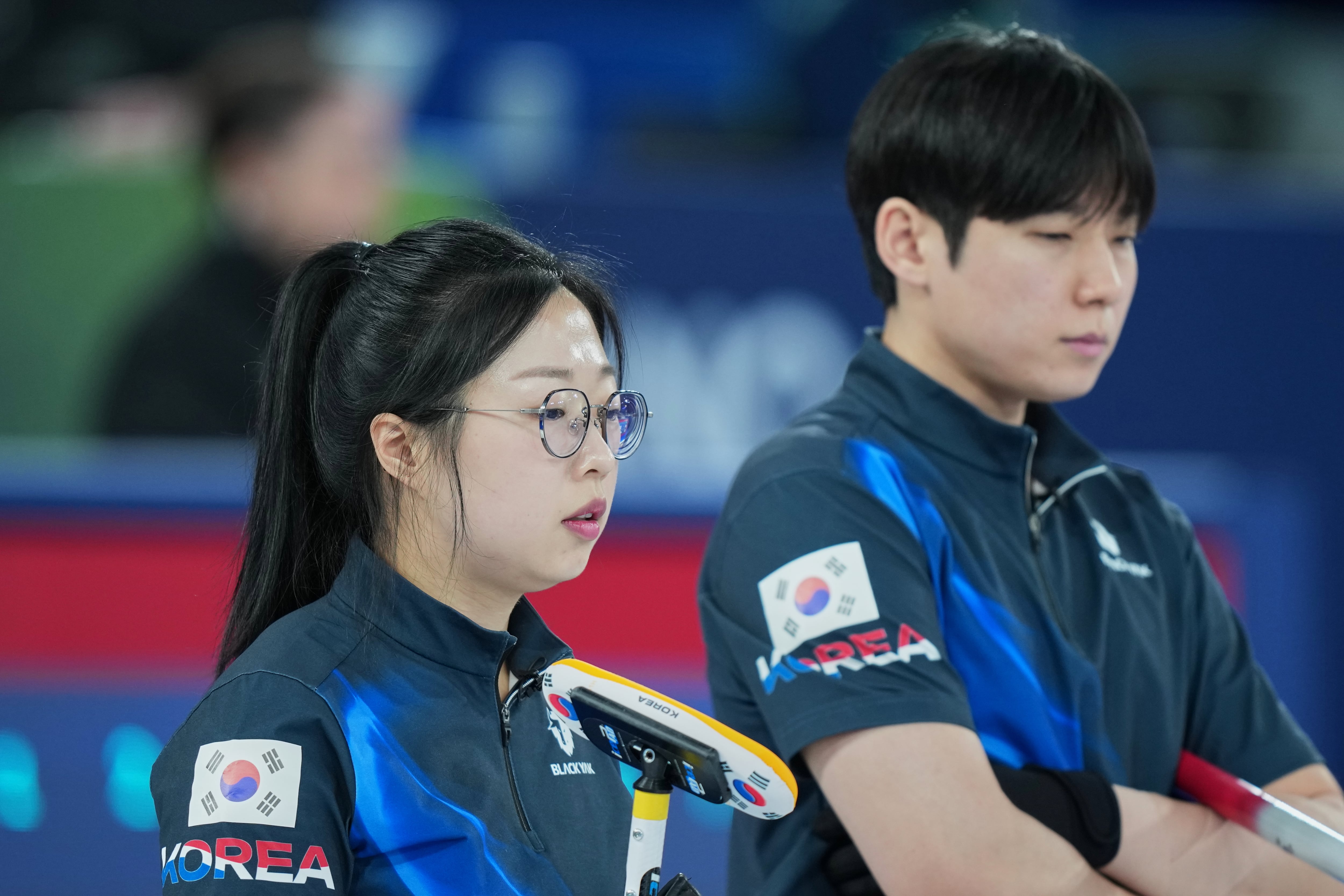 믹스더블 대표팀 김선영(왼쪽)과 정영석이 6일(현지 시각) 이탈리아 코르티나 컬링 올림픽 스타디움에서 열린 영국과의 라운드로빈(예선) 경기에서 상대의 샷을 지켜보고 있다./AP 연합뉴스