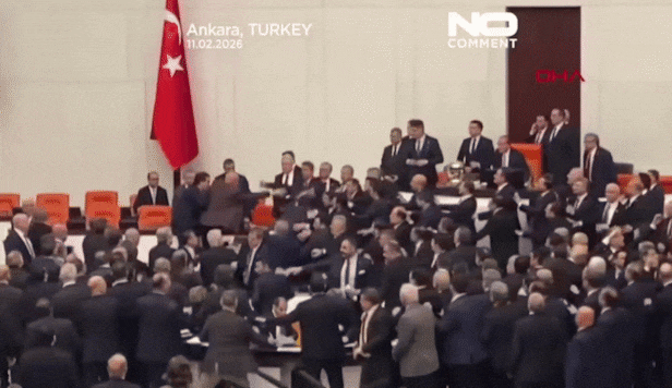 11일(현지 시각) 튀르키예 의회에서 여야 의원들이 주먹을 휘두르고 밀치는 등 난투극을 벌이고 있다./유로뉴스 유튜브