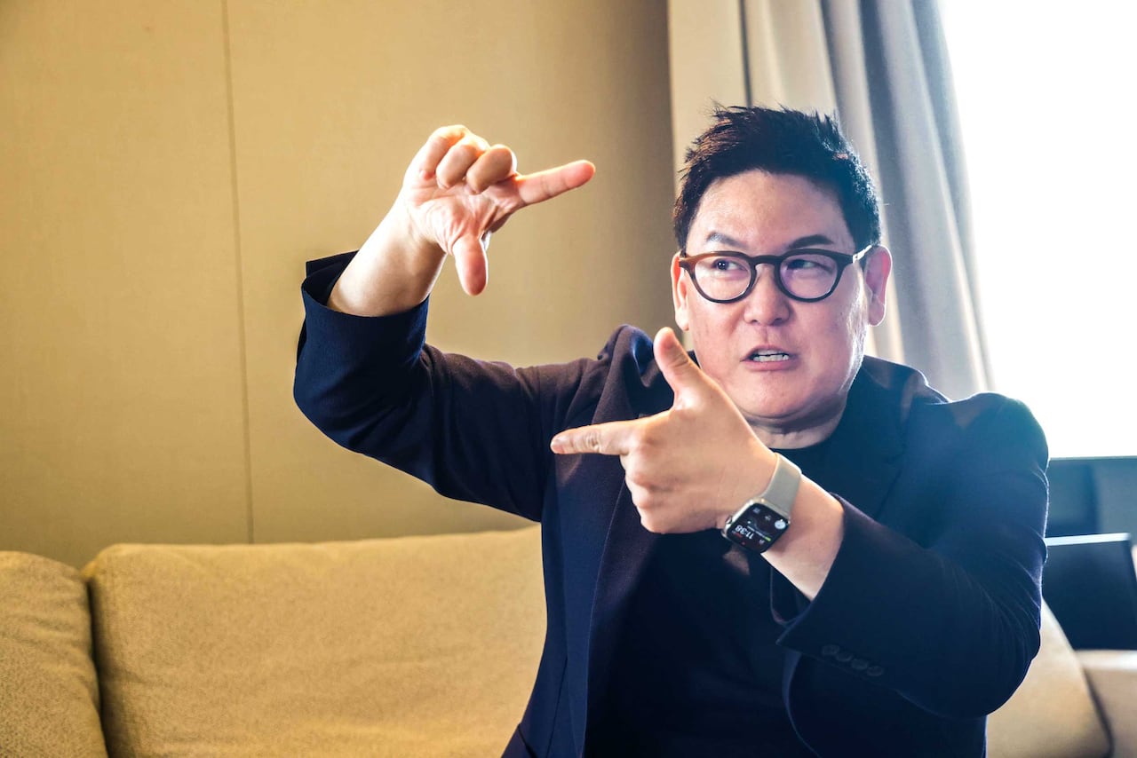 21일 서울 중구 신라호텔에서 열린 제17회 아시안리더십콘퍼런스(ALC)에 연사로 참석한 로봇 공학자 데니스 홍 미국 UCLA 교수는
"움직이는 기계를 통해 사람의 마음을 움직이는 예술에 매료됐다"며 앞으로 로봇 공학자뿐 아니라 키네틱(Cinetic) 아티스트로도 활발히 활동할 계획이라고 말했다. /장련성 기자