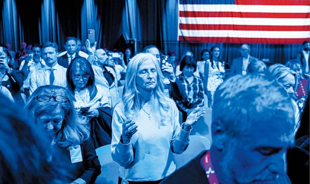 “트럼프를 위해 기도합시다”  26일 미국 텍사스주 댈러스 교외에서 열린 보수정치행동회의(CPAC) 참석자들이 도널드 트럼프 대통령을 위해 기도하고 있다. 행사장에선 트럼프가 2024년 대선 유세 도중 겪은 총격 관련 영상도 상영됐다. 트럼프는 2011년부터 매년 CPAC에 참석했지만 올해는 이란과의 전쟁 여파로 불참할 것으로 알려졌다. /로이터 연합뉴스