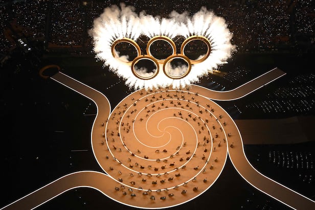 6일 밀라노 코르티나 올림픽 개막식에서 하나로 합쳐지는 오륜기. /AFP 연합뉴스