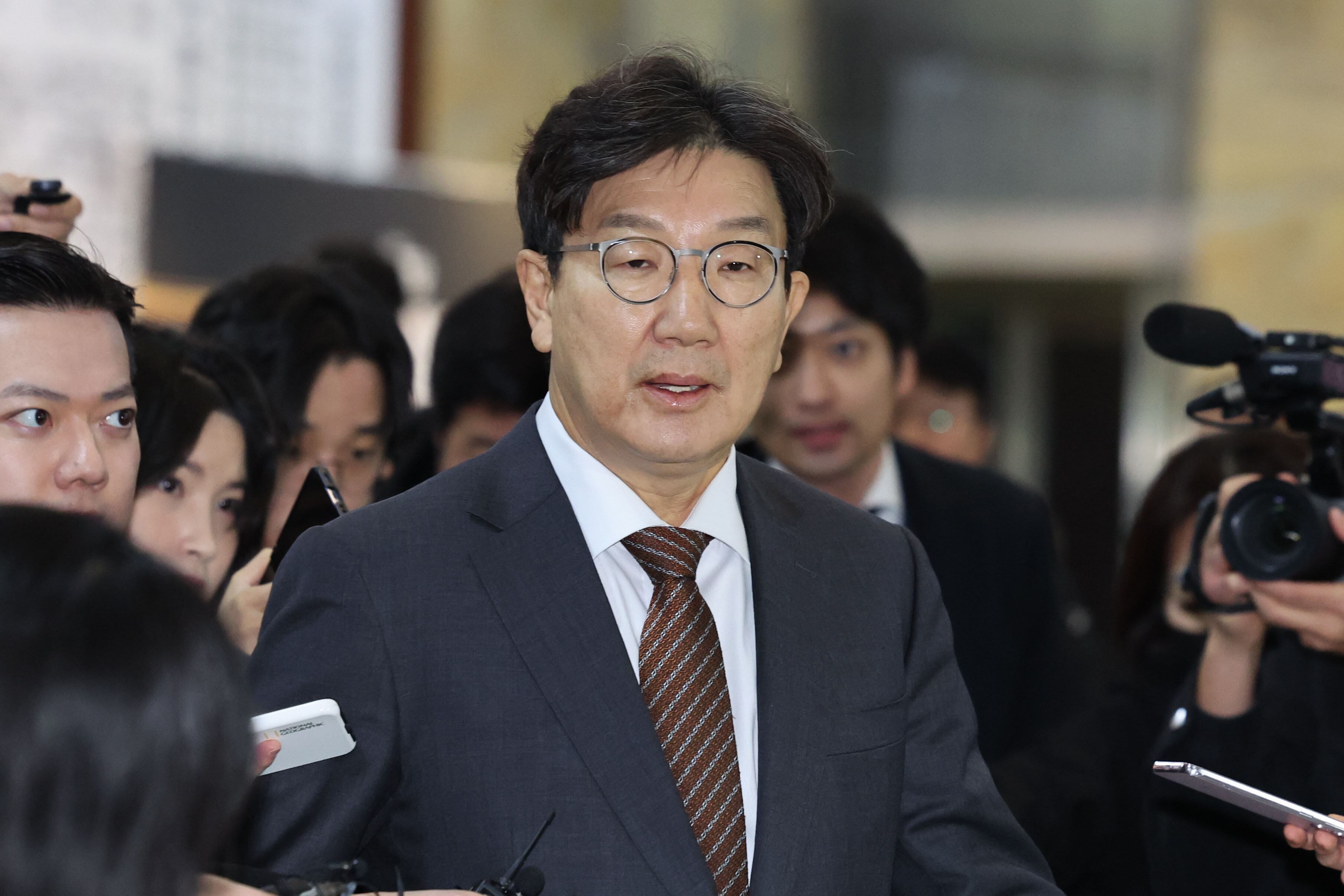 14일 오전 서울 여의도 국회에서 열린 비공개 의원총회에서 권성동 국민의힘 원내대표가 의총장에 들어서고 있다./뉴시스