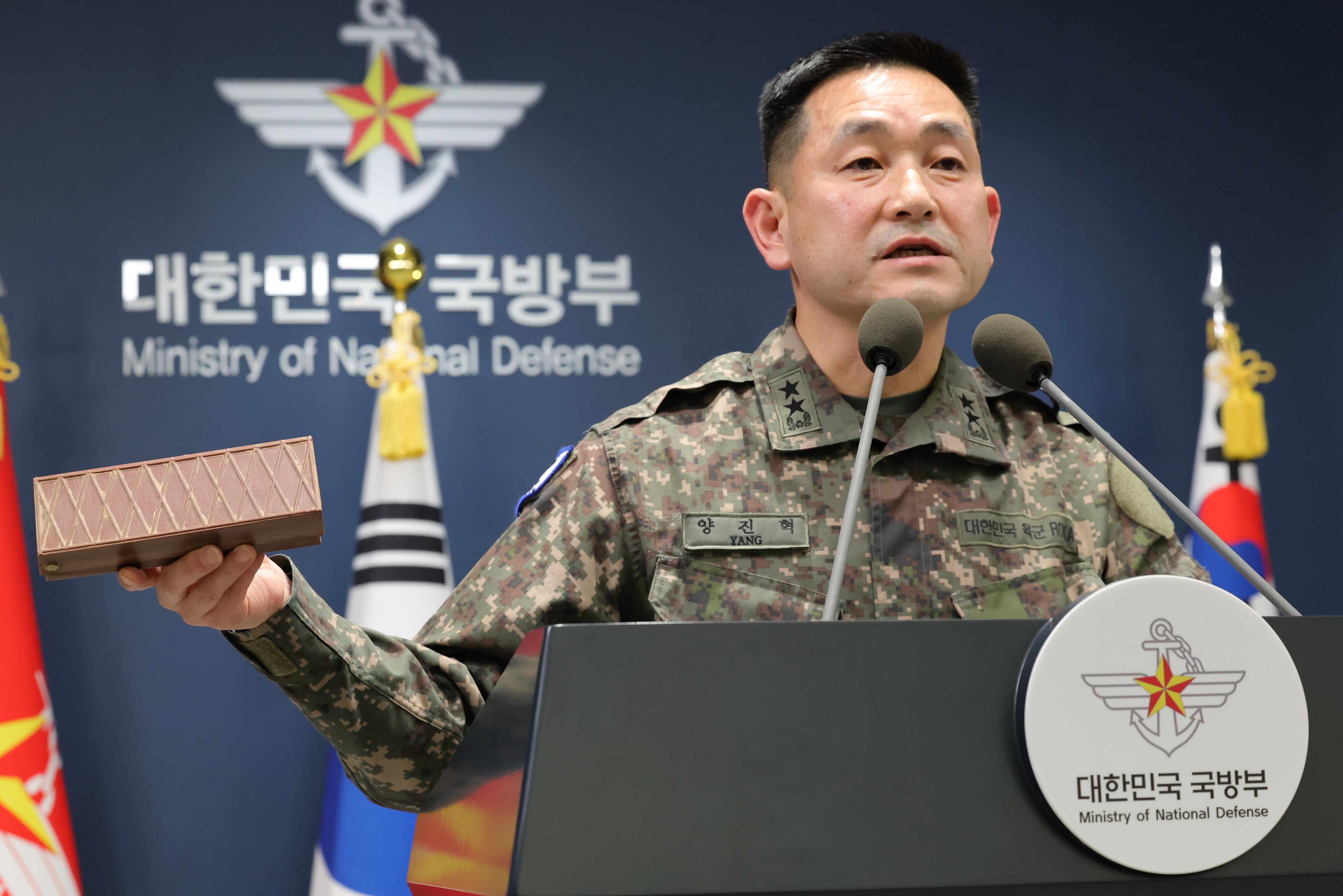 합참 작전부장 양진혁 육군 소장이 5일 서울 국방부 브리핑실에서 25사단 DMZ 지뢰 폭발 합참 합동 현장조사 결과 브리핑에서 수거해온 북한군 수지 반보병지뢰를 보여주고 있다. /장경식 기자