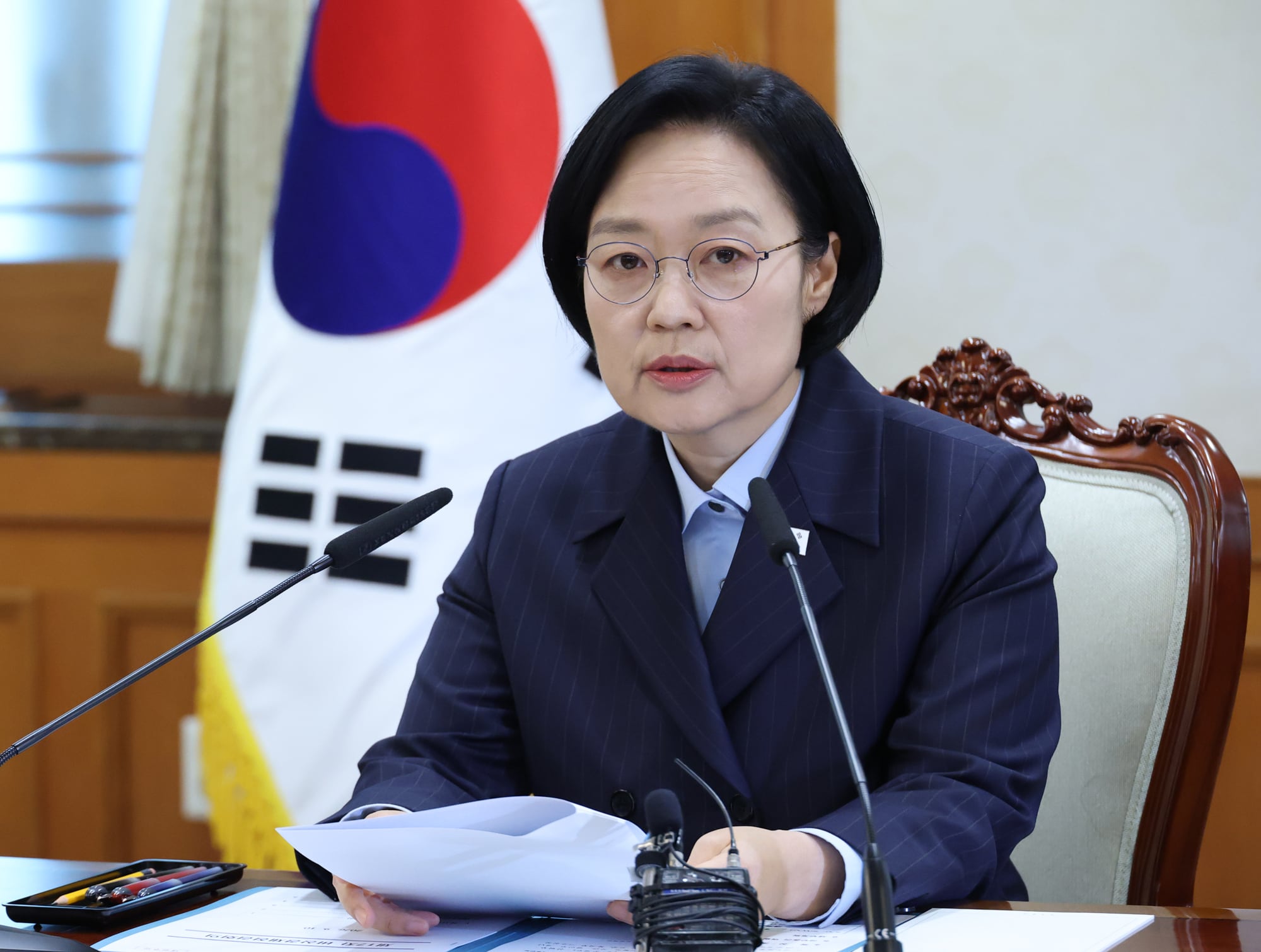 10일 서울 종로구 정부서울청사에서 열린 비상경제점검회의에서 한성숙 국무총리가 발언하고 있다./연합뉴스