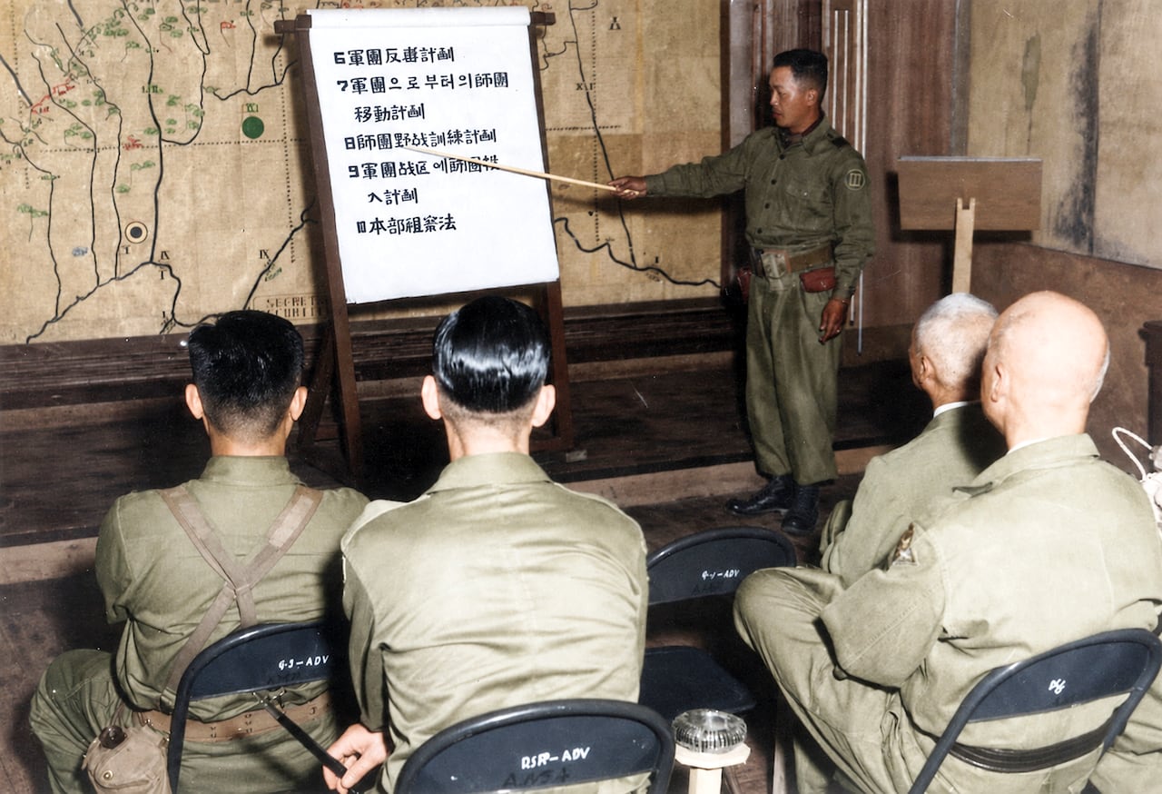 휴전을 앞둔 1953년 7월 15일 이승만 대통령(오른쪽 앞줄)과 백선엽 육군참모총장(왼쪽 앞줄)이 강문봉 3군단장으로부터 유사시 지상 병력 동원에 관한 계획을 청취하고 있다. /미 국립 문서기록보관청