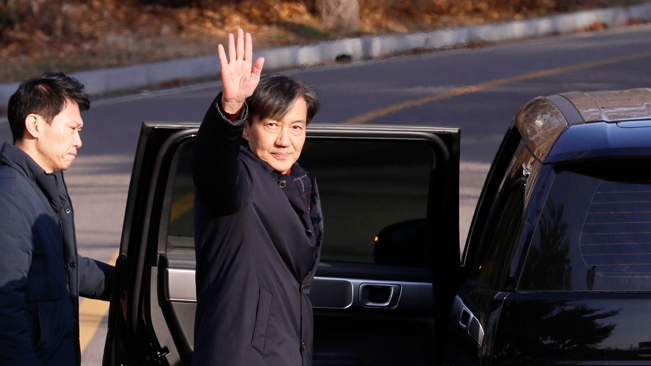 조국 전 조국혁신당 대표가 2024년 12월 16일 경기도 의왕시 서울구치소에 수감되기 위해 구치소 차량을 타기전 손을 들어 인사하고 있다./전기병 기자