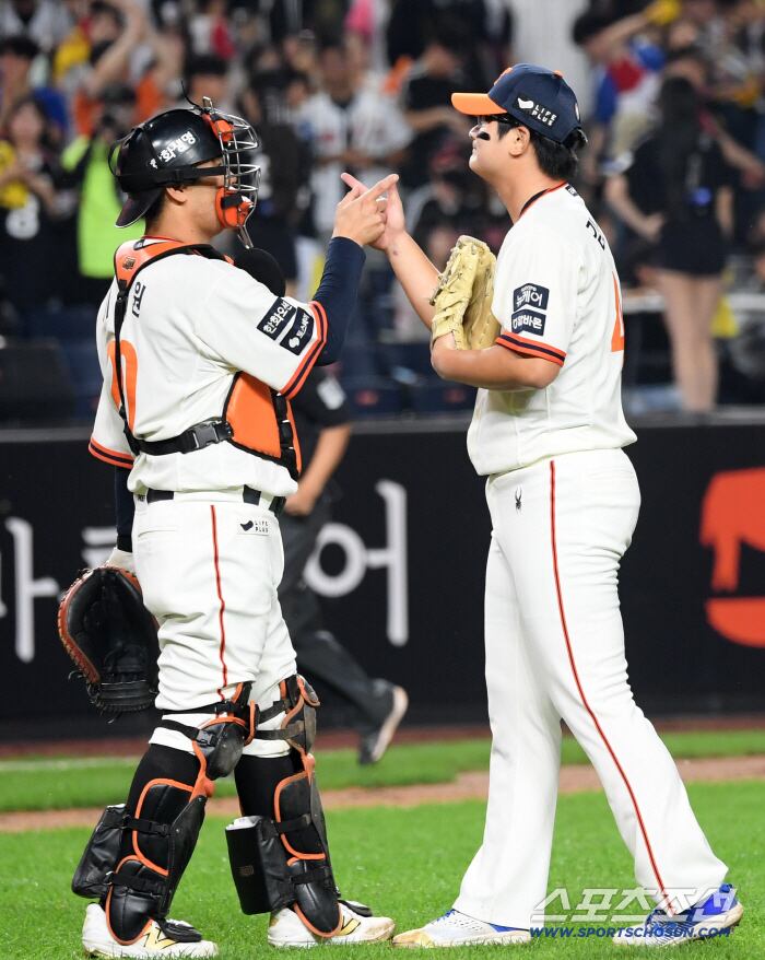 26일 대전 한화생명볼파크에서 열린 한화 이글스와 LG 트윈스의 경기. 승리한 한화 이재원, 김서현이 기뻐하고 있다. 대전=박재만 기자 pjm@sportschosun.com/2025.09.26