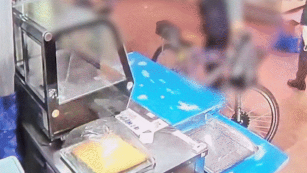 13일 경기소방본부 등에 따르면 이날 오전 10시 55분쯤 경기 부천시 오정구 원종동 제일시장에서 1t 화물트럭이 시장 안으로 돌진했다.