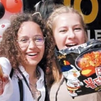 ‘떡볶이+컵라면+소시지+치즈’ ‘바나나 우유+커피’...편의점 제품 마구 섞는 ‘K레시피’ 인기래요!