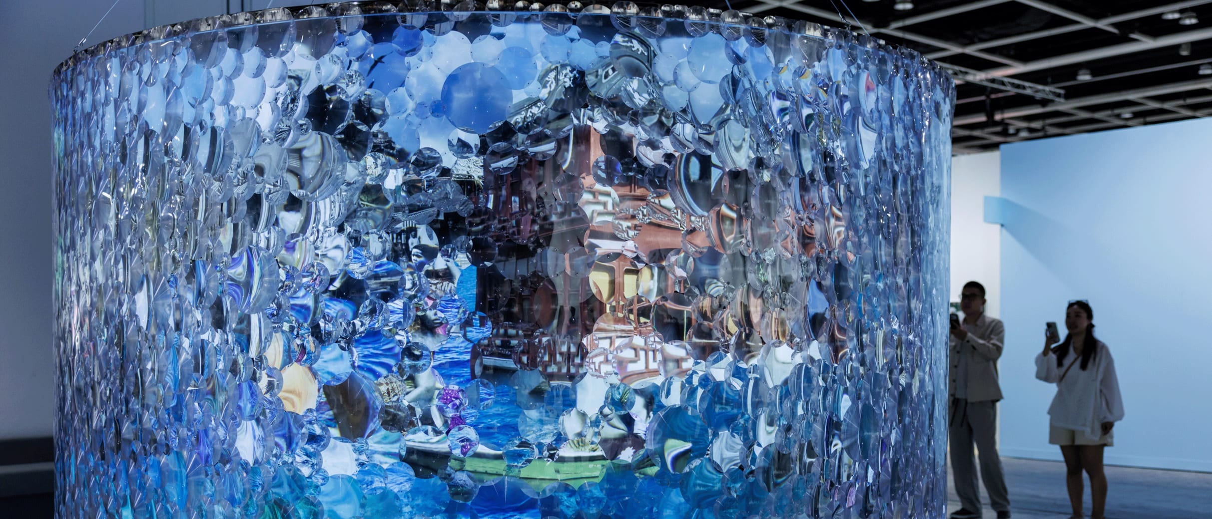 아시아 최대 미술장터 한가운데 한국 작가 작품 우뚝 섰다