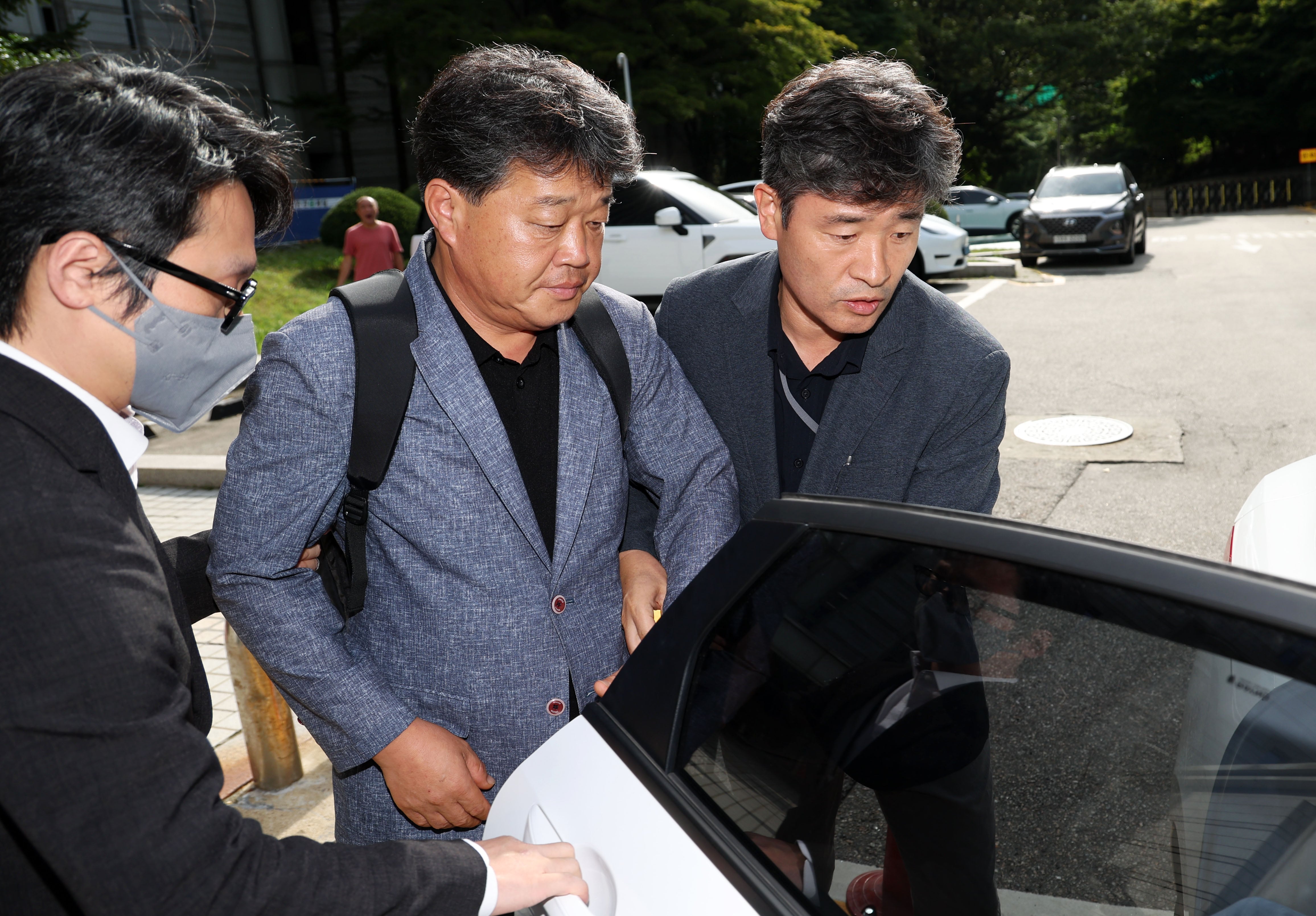 건진법사 전성배씨에게 국민의힘 공천을 청탁한 혐의를 받는 박창욱 경북도의원(당시 후보자)이 15일 서울중앙지법에서 영장실질심사를 마치고 법원을 나서고 있다./연합뉴스