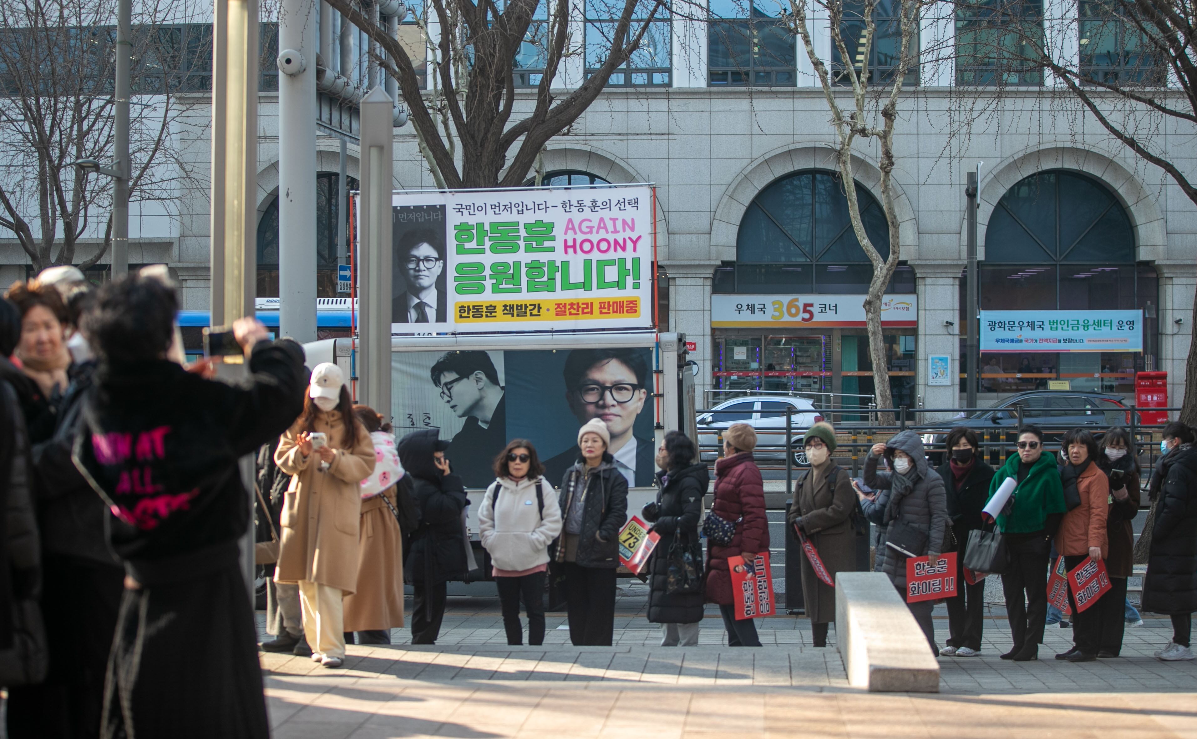 26일 오전 서울 종로구 교보문고 광화문점 앞에 한동훈 전 국민의힘 대표의 책 ‘국민이 먼저입니다’를 사려는 시민들이 줄 서 있다./장련성 기자
