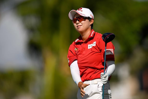 김효주가 5일 롯데 챔피언십 최종 라운드에서 18번 홀 티샷 후 공을 바라보고 있다. 김효주는 이 홀에서 버디를 잡아 단독 2위로 마쳤다. /AFP 연합뉴스