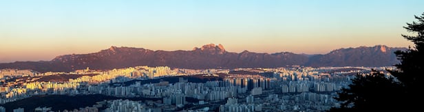 해가 뜰 때쯤이면 용마산 서편의 거대한 산그림자도 서서히 걷힌다. 정상부 서편 등산로 계단에 서면 인왕산, 북한산, 도봉산이 한눈에 들어온다. / 양수열 영상미디어 기자 