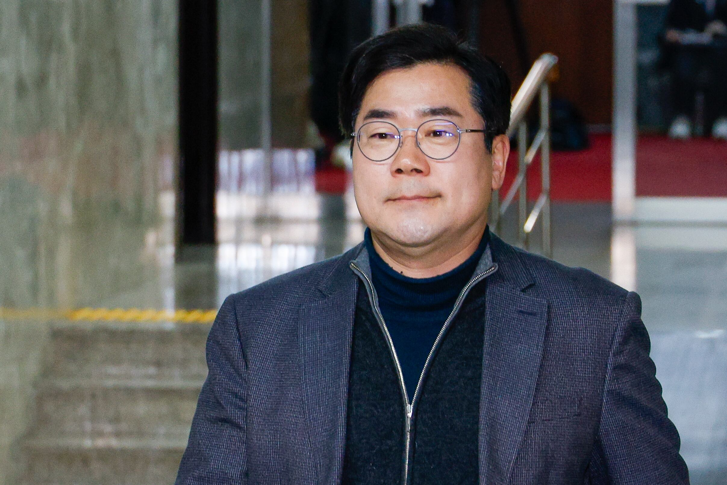 박찬대 더불어민주당 원내대표가 19일 저녁 서울 여의도 국회에서 비공개로 열린 비상의원총회에 입장하고 있다./뉴스1