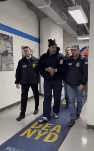 니콜라스 마두로 베네수엘라 대통령이 3일 뉴욕 마약단속국 본부에서 수갑을 차고 걸어가고 있다./백악관