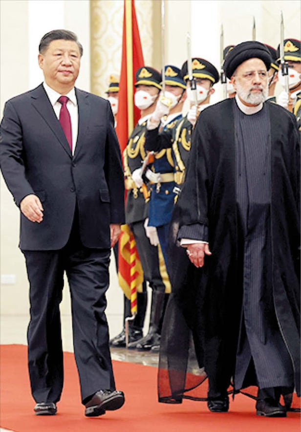 2023년 시진핑(왼쪽) 중국 국가주석과 중국을 국빈 방문한 에브라힘 라이시 당시 이란 대통령이 베이징 인민대회당에서 의장대를 사열하고 있다.
/AP 연합뉴스