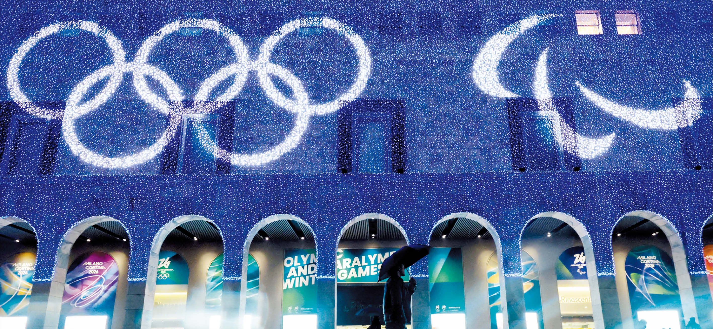 장련성 기자2일 이탈리아 밀라노 대성당(두오모) 인근 건물 외벽이 밀라노 코르티나 동계 올림픽을 기념하는 조명으로 장식됐다. 올림픽을 상징하는 오륜기와 패럴림픽 엠블럼이 밝게 빛나고 있다. 6일 개막식을 앞두고 밀라노에서 차츰 올림픽 분위기가 고조되는 가운데 개막식이 열리는 산 시로 스타디움 주변은 보안 태세가 한층 강화됐다.